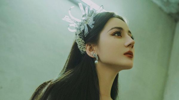 8 Gaya Terbaru Dilraba Dilmurat Menawan Pakai Gaun Putih, Disebut Bak Peri