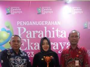 Bupati Mojokerto Raih Anugerah Parahita Ekapraya 2023 dari KemenPPPA Bupati Mojokerto Raih Anugerah Parahita Ekapraya 2023 dari KemenPPPA
