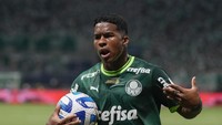 Situasi Endrick berbeda dengan Mbappe dan Davies. Pemain Palmeiras itu sudah dipastikan gabung Real Madrid ketika usianya genap 18 tahun pada bulan Juli mendatang. Foto: AP/Andre Penner