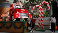 Hingar Bingar Ornamen Natal Hiasi PIK 2