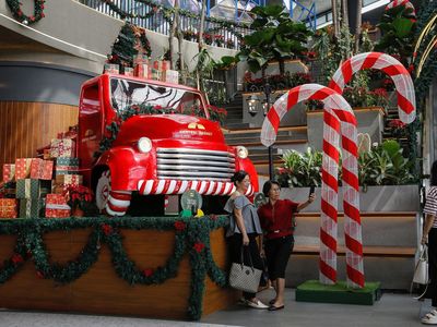 Hingar Bingar Ornamen Natal Hiasi PIK 2