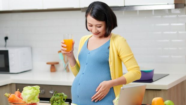 Ilustrasi Ibu Hamil Minum Jus