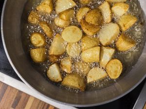 Yuk Disimak! Ini Batas Aman Penggunaan Minyak Goreng Bekas Yuk Disimak! Ini Batas Aman Penggunaan Minyak Goreng Bekas