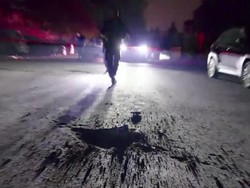 Penampakan Roket dari Lebanon Hantam Israel, Jalan-Mobil Rusak