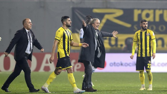 CORRECTS TO REMOVE NAME OF ISTANBULSPOR PRESIDENT AS PERSON SECOND FROM RIGHT IS UNIDENTIFIED - Istanbulspor’s players are called off the pitch in protest of not getting a penalty against Trabzonspor during a Turkish Super Lig soccer match in Istanbul, Turkey, Tuesday, Dec. 19, 2023. (Serkan Hacioglu/Dia Images via AP)