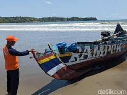 Kapal Nelayan Dihantam Gelombang di Tulungagung, 1 Orang Tewas-1 Hilang
