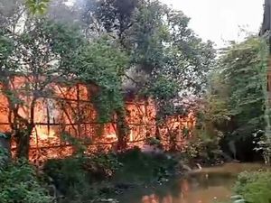 Gudang Toko Kayu di Sidoarjo Terbakar, Satu Karyawan Luka Bakar Gudang Toko Kayu di Sidoarjo Terbakar, Satu Karyawan Luka Bakar