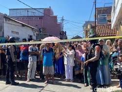 Saat Warga Berkerumun Nonton Rekonstruksi Pembunuhan Debt Collector