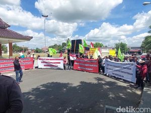 Ketua RT/RW Geruduk Kantor Bupati Blitar Minta Kenaikan Insentif