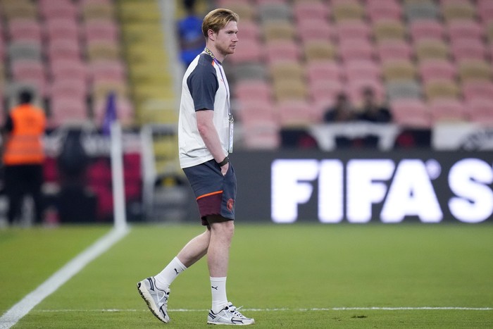 Manchester Citys Kevin De Bruyne walks on to the pitch before the Soccer Club World Cup semifinal soccer match between Urawa Reds and Manchester City FC at King Abdullah Sports City Stadium in Jeddah, Saudi Arabia, Tuesday, Dec. 19, 2023. (AP Photo/Manu Fernandez)