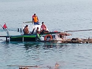 KM Labobar Tenggelam di Perairan Sumenep Diduga Kelebihan Muatan KM Labobar Tenggelam di Perairan Sumenep Diduga Kelebihan Muatan