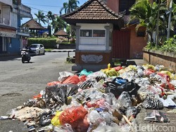 Tolong! Sampah Sudah Seminggu Tak Diangkut, Timbulkan Bau Busuk di Semarapura