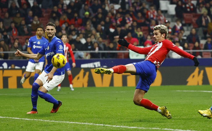 Soccer Football - LaLiga - Atletico Madrid v Getafe - Metropolitano, Madrid, Spain - December 19, 2023 Atletico Madrid's Antoine Griezmann scores their first goal REUTERS/Susana Vera