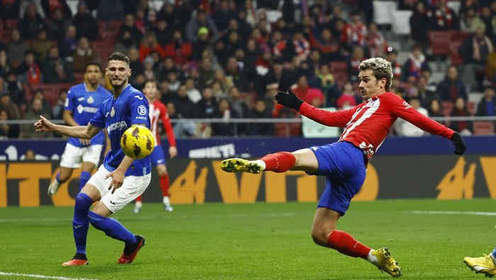 Soccer Football - LaLiga - Atletico Madrid v Getafe - Metropolitano, Madrid, Spain - December 19, 2023 Atletico Madrids Antoine Griezmann scores their first goal REUTERS/Susana Vera