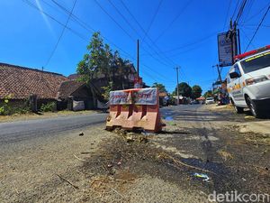 Waspada! Ada Lubang di Jalan Menuju Obwis Karang Hawu Sukabumi