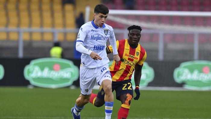 Frosinones Matias Soulè, left, and Lecces Lameck Banda fight for the ball during the Serie A soccer match between US Lecce and Frosinone Calcio, at the Stadio E. Giardiniero in Lecce, Italy, Saturday Dec. 16, 2023. (Giovanni Evangelista/LaPresse via AP)