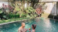 Momen Mikaila Patritz saat Nikmati Floating Breakfast Bareng Suami