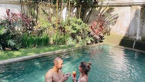 Momen Mikaila Patritz saat Nikmati Floating Breakfast Bareng Suami