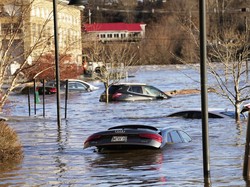 Penampakan Mobil-mobil Terjebak Banjir Seusai Hujan Lebat-Badai di AS