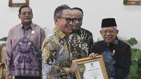 OJK Raih Anugerah Keterbukaan Informasi