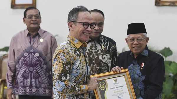 OJK Raih Anugerah Keterbukaan Informasi