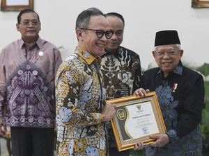 OJK Raih Anugerah Keterbukaan Informasi