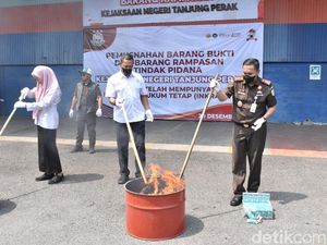 Barang Bukti Narkoba hingga Sajam Dimusnahkan Kejari Tanjung Perak Surabaya Barang Bukti Narkoba hingga Sajam Dimusnahkan Kejari Tanjung Perak Surabaya
