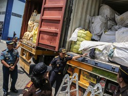 Bea Cukai Lagi-lagi Bongkar Penyelundupan Pakaian Bekas di Tanjung Priok