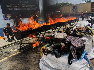 Bea Cukai Bakar Pakaian Bekas Impor Ilegal