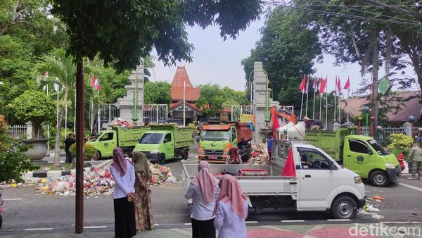 Potret Depan Pendopo Sidoarjo Penuh Sampah Imbas Demo Petugas Kebersihan