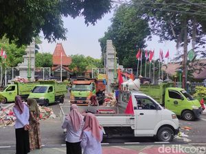 Potret Depan Pendopo Sidoarjo Penuh Sampah Imbas Demo Petugas Kebersihan