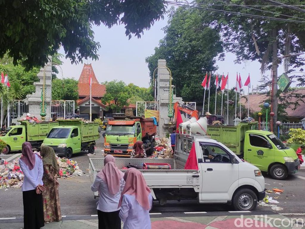 Potret Depan Pendopo Sidoarjo Penuh Sampah Imbas Demo Petugas Kebersihan Potret Depan Pendopo Sidoarjo Penuh Sampah Imbas Demo Petugas Kebersihan