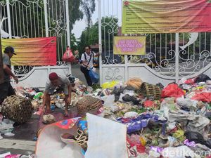 Protes Petugas Kebersihan Sidoarjo Tinggalkan Gunungan Sampah Depan Pendopo