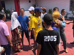 4 Anak Perusuh Laga Gresik United di Stadion GJOS Bebas dari Rutan