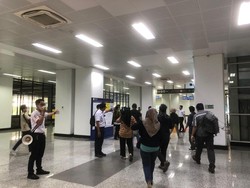 Switch Over Stasiun Manggarai Dimulai Hari ini, Petugas Arahkan Penumpang