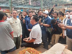 Cek Pasar Kramat Jati, Heru Budi Dicurhati Pedagang Harga Bawang Naik