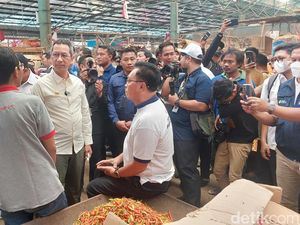 Cek Pasar Kramat Jati, Heru Budi Dicurhati Pedagang Harga Bawang Naik Cek Pasar Kramat Jati, Heru Budi Dicurhati Pedagang Harga Bawang Naik