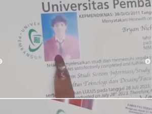 Viral Bikin Emosi, Wanita Bakar Ijazah Pacar Gegara Belum Kembalikan Helm Viral Bikin Emosi, Wanita Bakar Ijazah Pacar Gegara Belum Kembalikan Helm