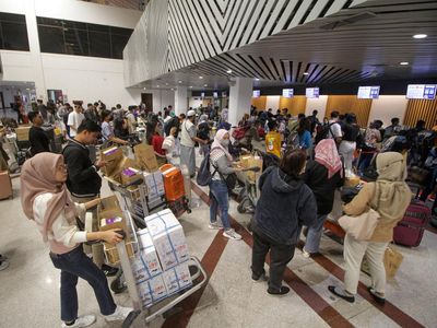 Potret Penumpukan Penumpang di Bandara Juanda Jelang Libur Nataru