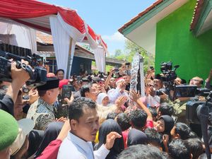 Prabowo Main Air dengan Anak-anak Usai Resmikan Sumber Air di Kuningan