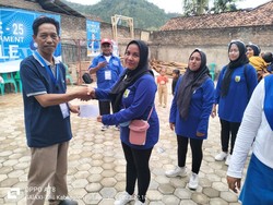 Relawan Caleg Lampung Umroni Bagi Amplop hingga Libatkan Anak-anak