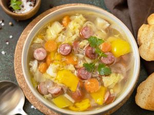 Resep Sup Sosis dan Sayuran Berkaldu Bening Untuk Menu Liburan Resep Sup Sosis dan Sayuran Berkaldu Bening Untuk Menu Liburan