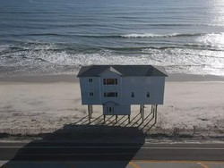 Rumah Pinggir Pantai Dijual, Eh tapi Tunggu Deh... Masuknya dari Mana Gan?