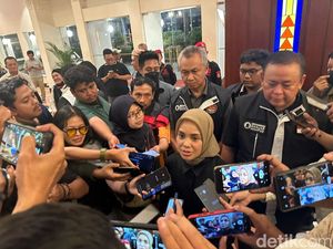 Atikoh Mlaku-mlaku Nang Tunjungan Sapa UMKM hingga Cicipi Kuliner Surabaya