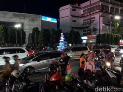 Banyak Warga Nikmati Ornamen Natal, Jalan Depan Balai Kota Solo Tersendat