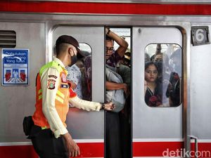 Keluh Kesah Penumpang KRL Akibat Kereta Kebanyakan 8 Rangkaian Keluh Kesah Penumpang KRL Akibat Kereta Kebanyakan 8 Rangkaian