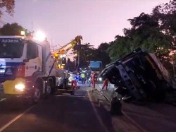 Truk Kontainer Terguling di Jalan Juanda Depok, Lalin Macet