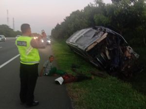 Bus Tabrak Kontainer-Terperosok ke Parit di Tol Ciawi, 2 Orang Terluka