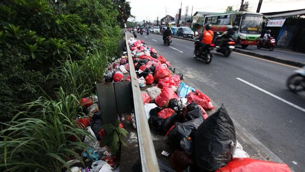 Jorok! Sampah Menumpuk di Trotoar Jalan Raya Bogor