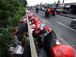 Jorok! Sampah Menumpuk di Trotoar Jalan Raya Bogor